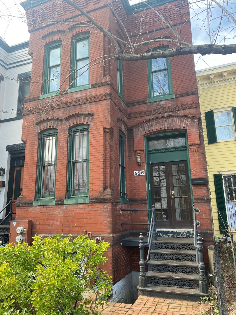 Washington House: 526 8th St NE #1