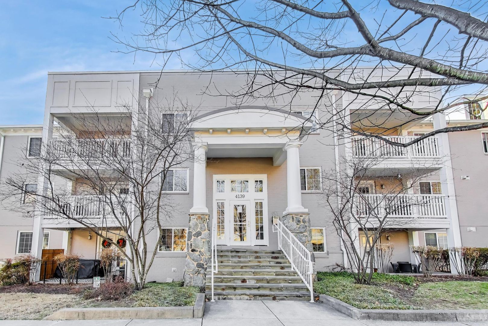 Arlington House: 4139 S Four Mile Run Dr. #304