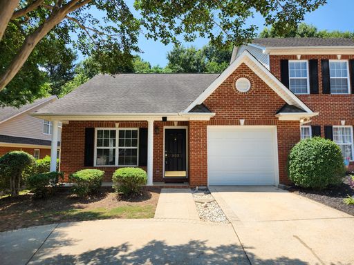 Moore - West Hampton Townhomes - Wonderfully Located 3BR/2.5 BA Townhome with New LVP Upstairs and Sunroom - Close Access to 290 and Reidville Road!!