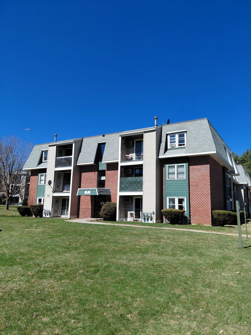 Nashua Apartment: 4 Knightsbridge Dr. U-308