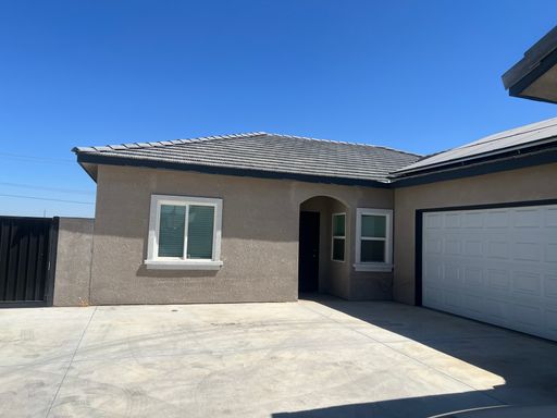 3 Bed, 2 Bath Home with Attached Garage – photo 1
