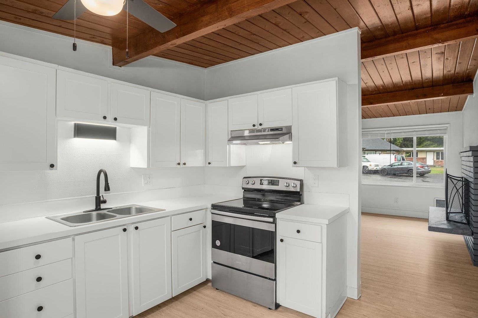 Vancouver Apartment: 3902-3915 Gibbons St