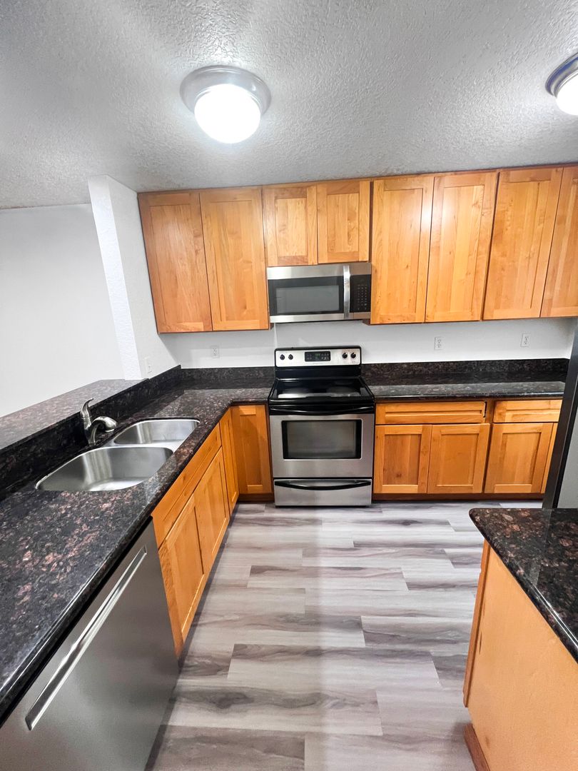 Everett Apartment: 1415 W Casino Rd