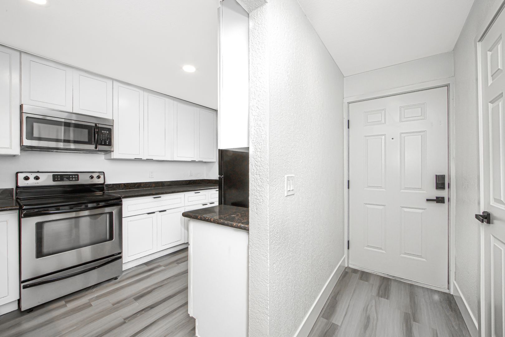 Everett Apartment: 1415 W Casino Rd