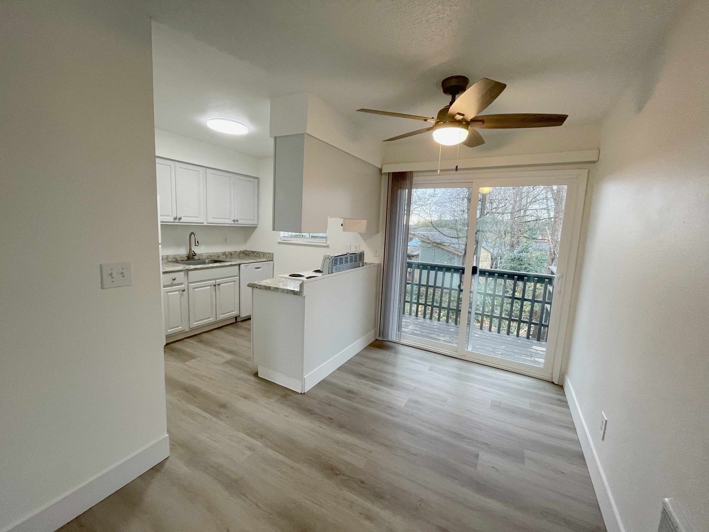 Gladstone Apartment: 6285 Caldwell Rd