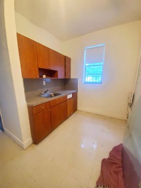 Spacious 2/1 Near Marlins Stadium – photo 1