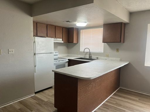 Fully Remodeled 2 Bedroom! – photo 1