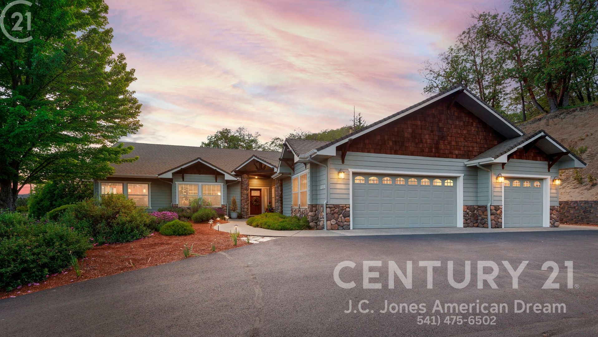 Grants Pass House: 1858 NW Sunview Place