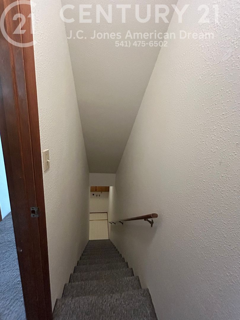 Grants Pass Apartment: 1868 NE Foothill Blvd.