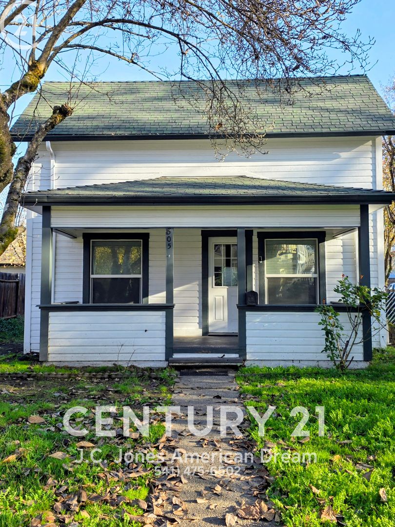 Grants Pass House: 805 SW 4th Street