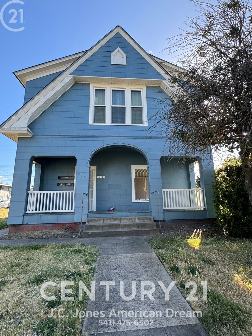 Medford Apartment: 243-245 N Holly