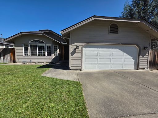 Large Lot Close to Downtown Grants Pass – photo 1
