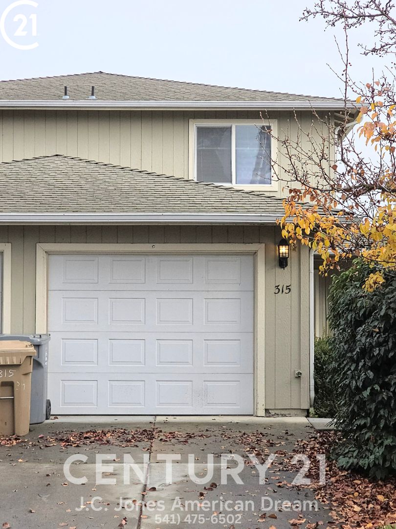 Grants Pass Apartment: 315 - 317 NE Cooper Dr