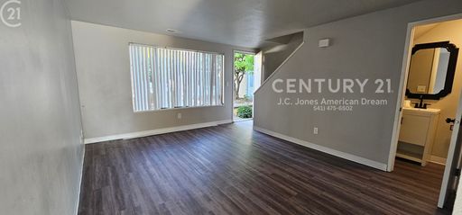 2 Bed, 1.5 Bath Town Home North Medford – photo 1