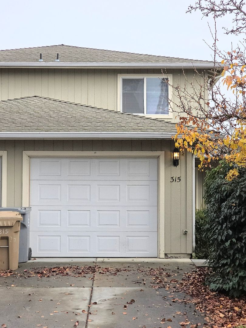 Grants Pass Apartment: 315 - 317 NE Cooper Dr