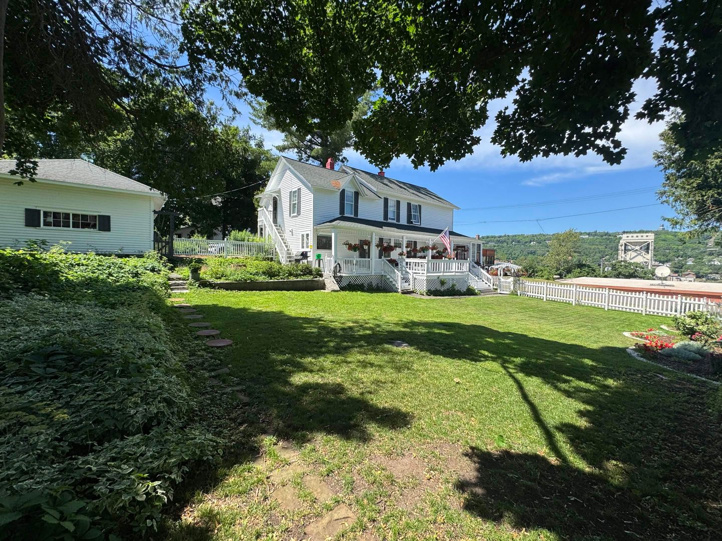 Houghton House: 105 W Houghton Ave