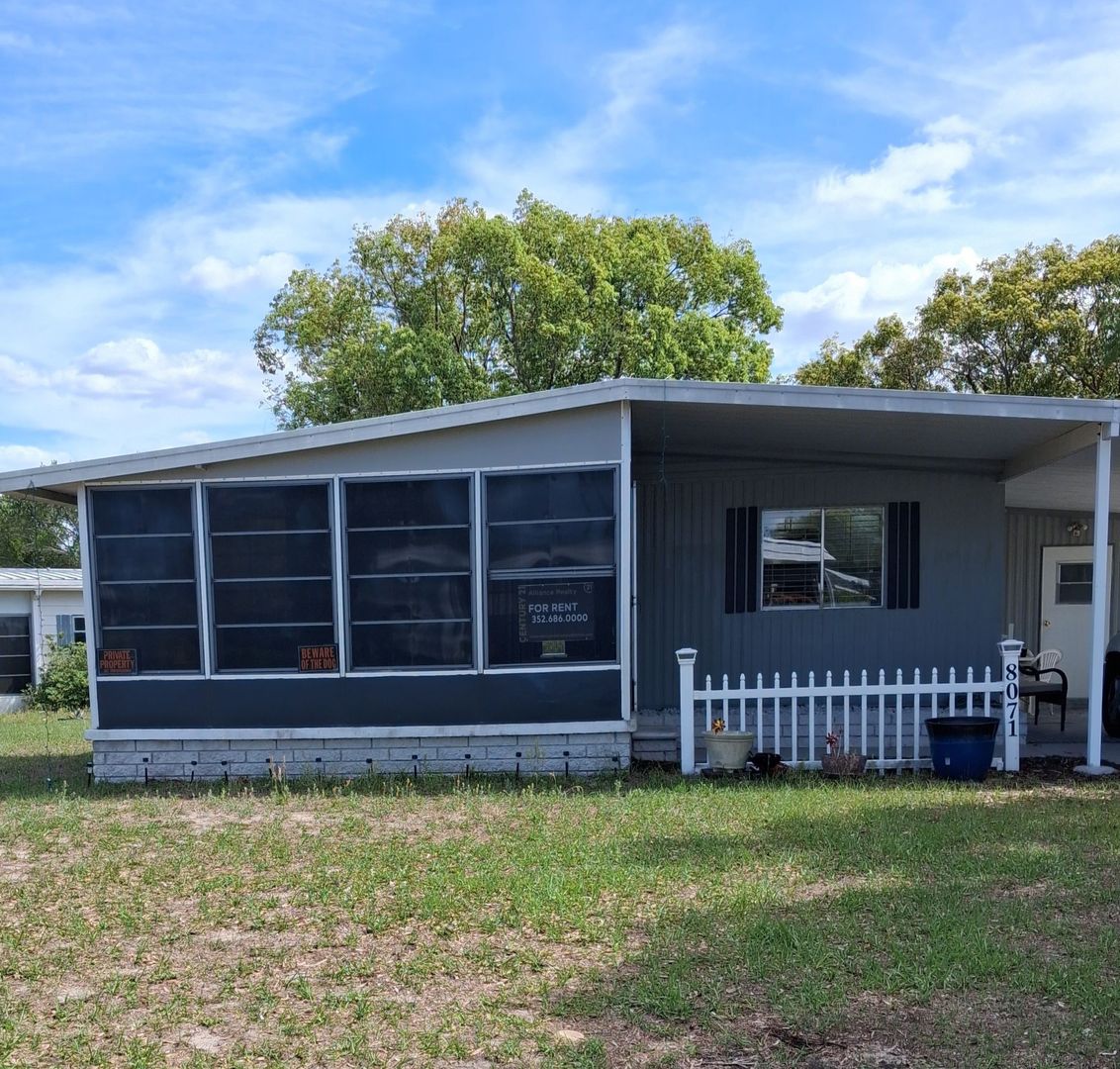 Brooksville House: 8071 Dinsmore St.