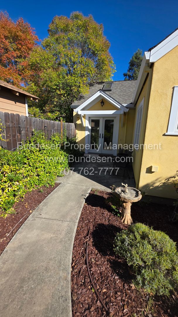 Sonoma House: 342 Church Street