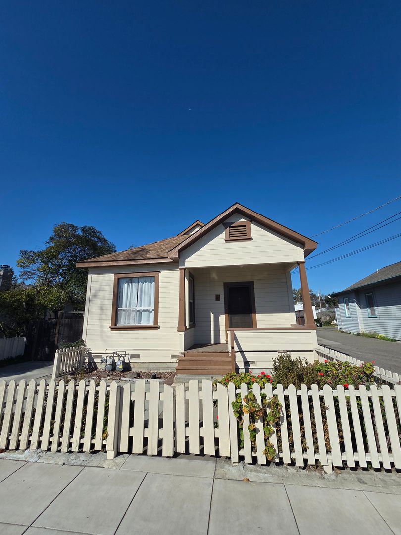 Petaluma House: 16 A West Street