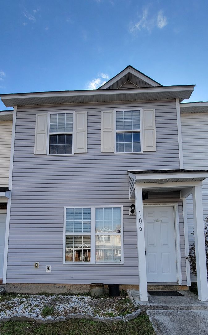 Jacksonville House: 106 Pinegrove Court