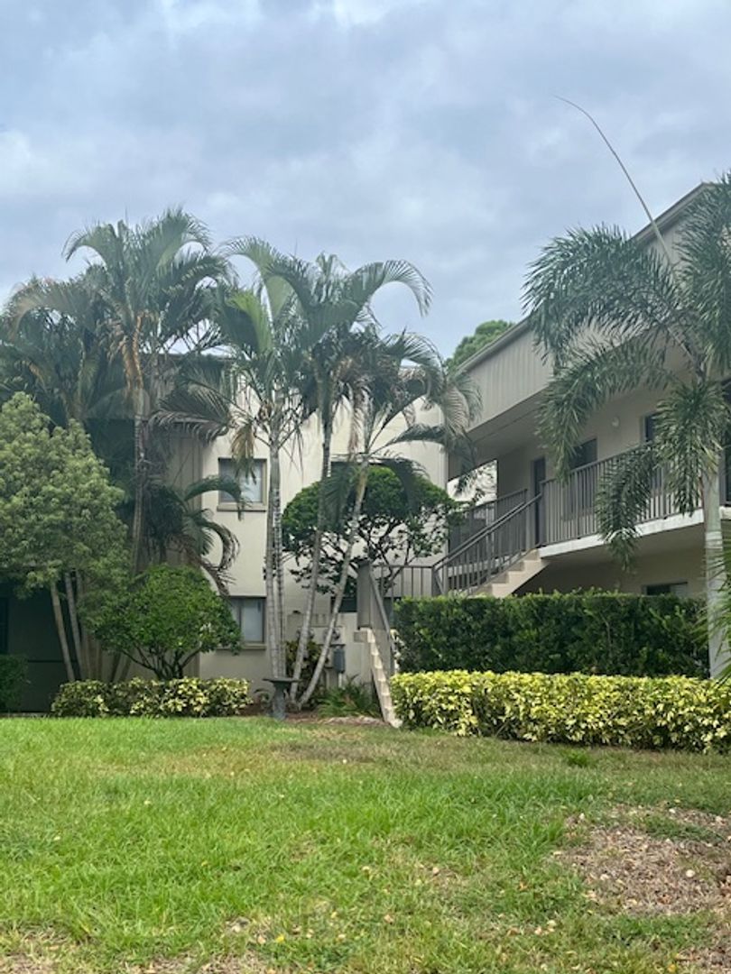 Palm Harbor Condo: 3300 Fox Chase Cir N #232