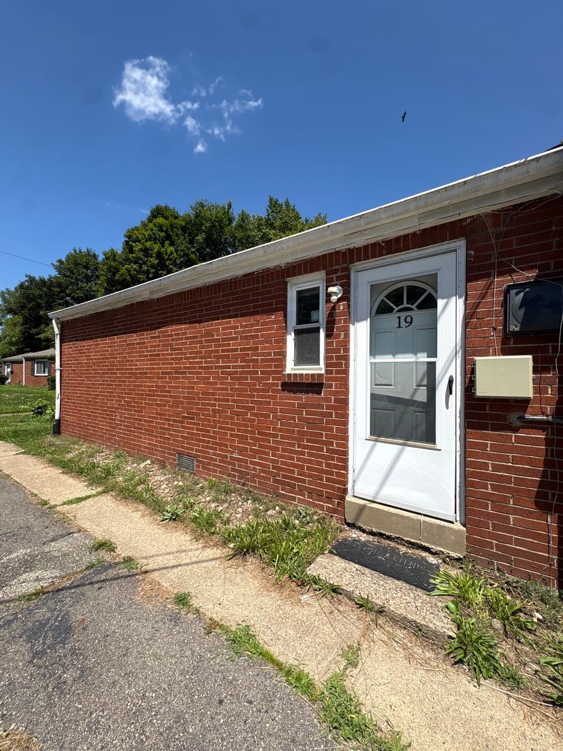 Penn Hills Apartment: 1 Penn Ridge Court