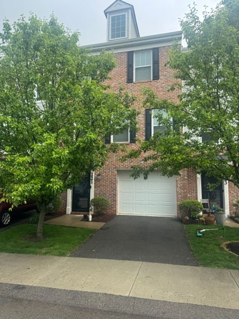 Warrendale Townhome: 221 Faulk Drive