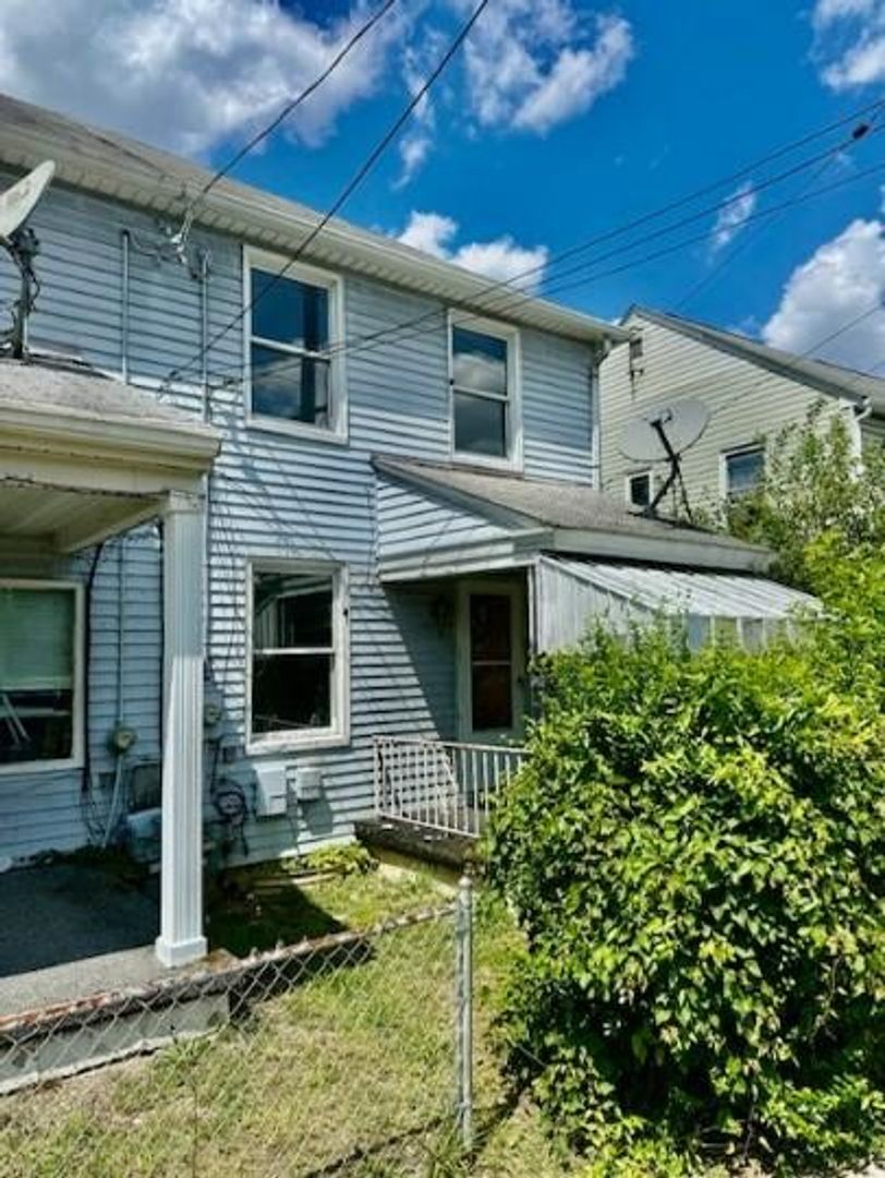 Clairton House: 549 Farnsworth Ave
