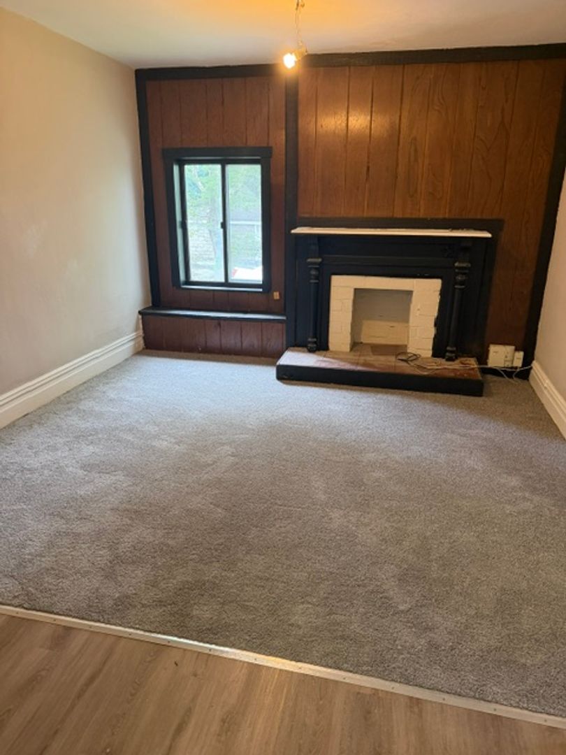 Swissvale Apartment: 1907 Delaware Avenue