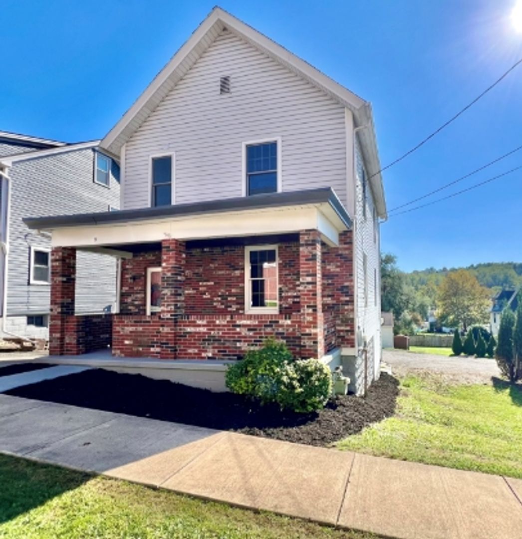 Manor House: 26 Blaine Avenue