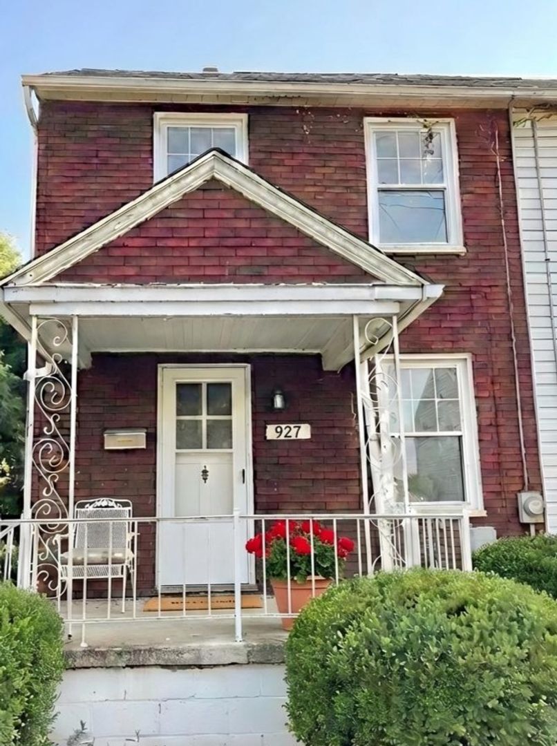 Clairton Townhome: 927 Vankirk St