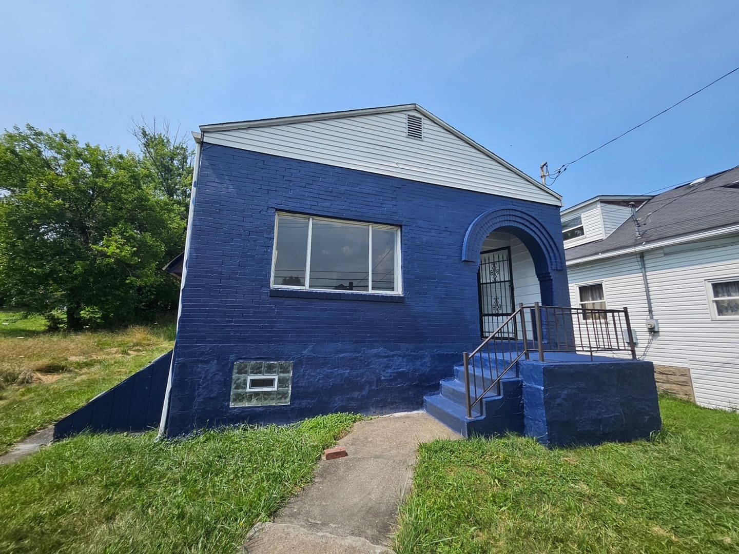 Clairton House: 415 N 4th St - 1