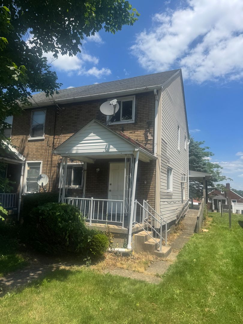 Clairton Townhome: 880 Miller Ave