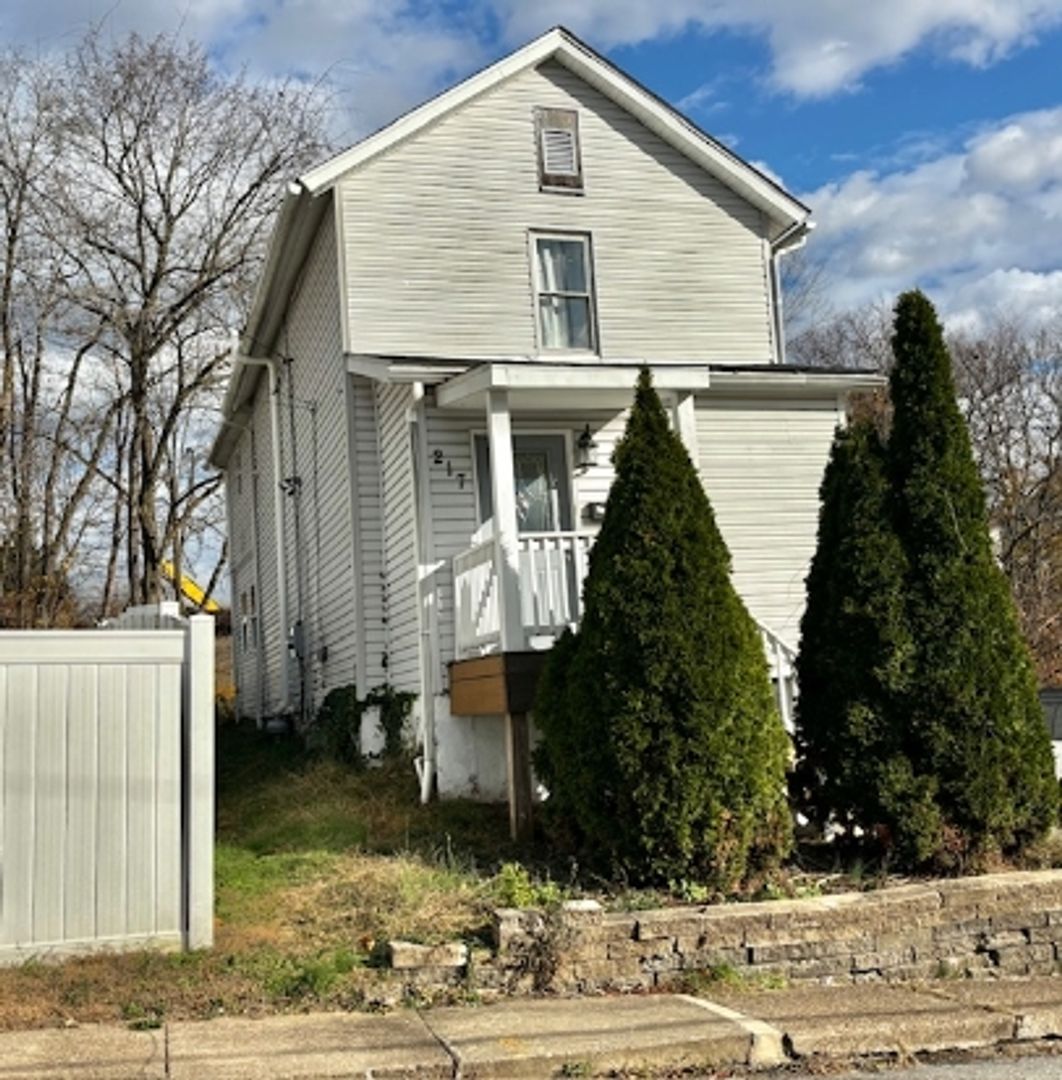 Greensburg Apartment: 217 N Lincoln Ave.