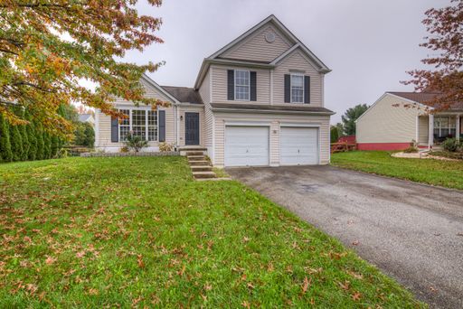 Split level in Parkside Green - Showings TBD – photo 1