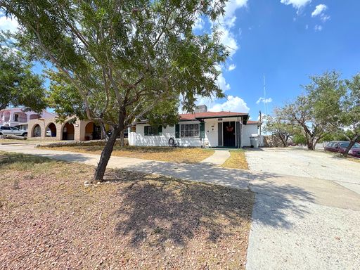 Spacious 3bed 2bath Refrig A/C Corner Home with Mountain Views! – photo 1