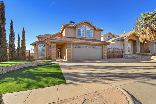 East El Paso 4bed/4bath Refrig A/C! – photo 1