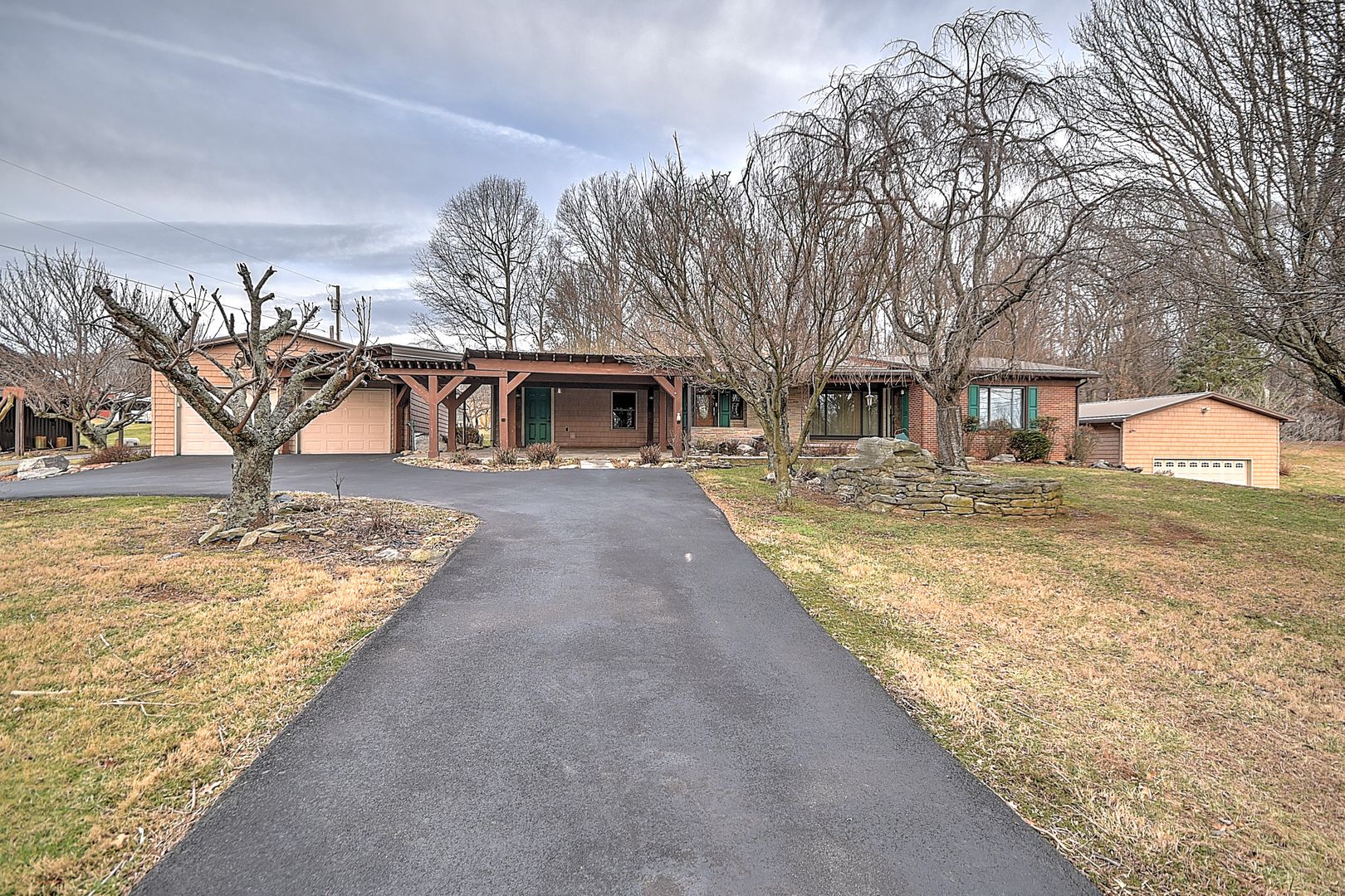 Gray House: 563 Hales Chapel Rd