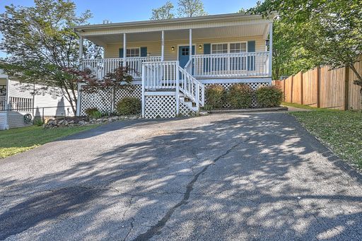 105 Saint James Pl, Bristol, TN 37620 – photo 1
