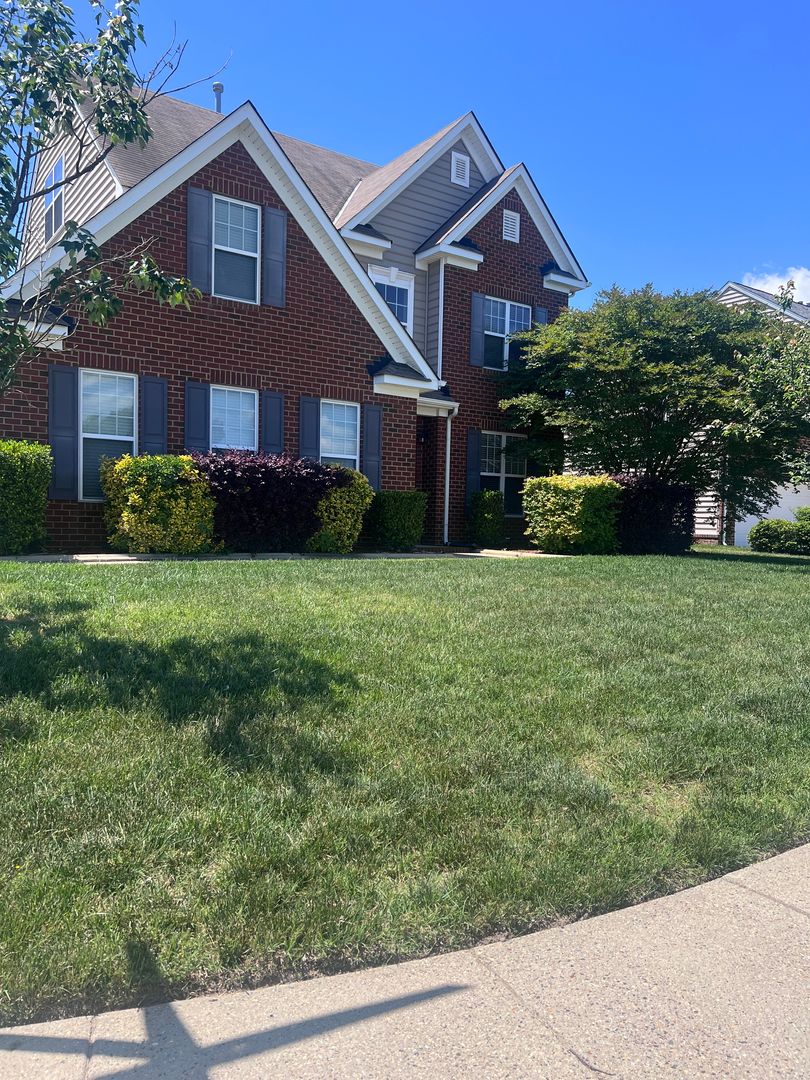 Hampton House: 13 Hampshire Glen Parkway