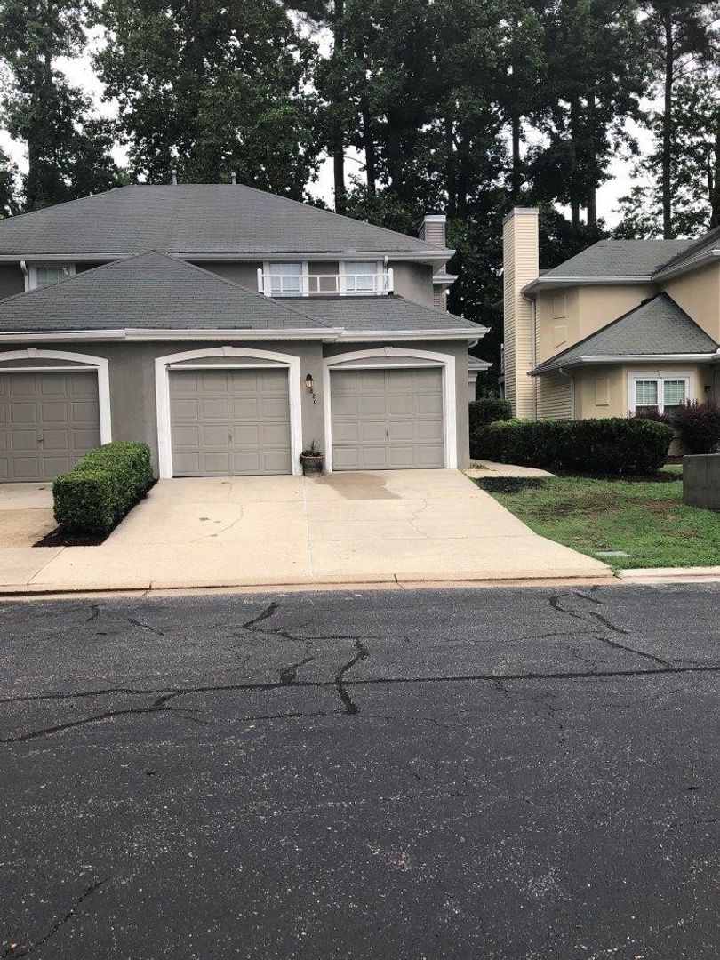 Newport News House: 820 E. Willow Point Place