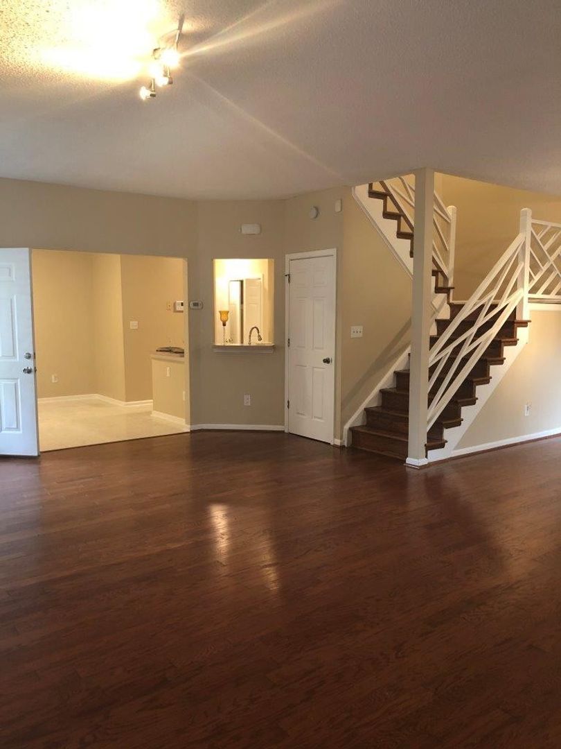 Newport News House: 820 E. Willow Point Place