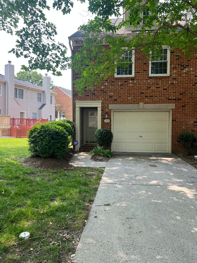 Newport News Townhome: 639 Todd Trail