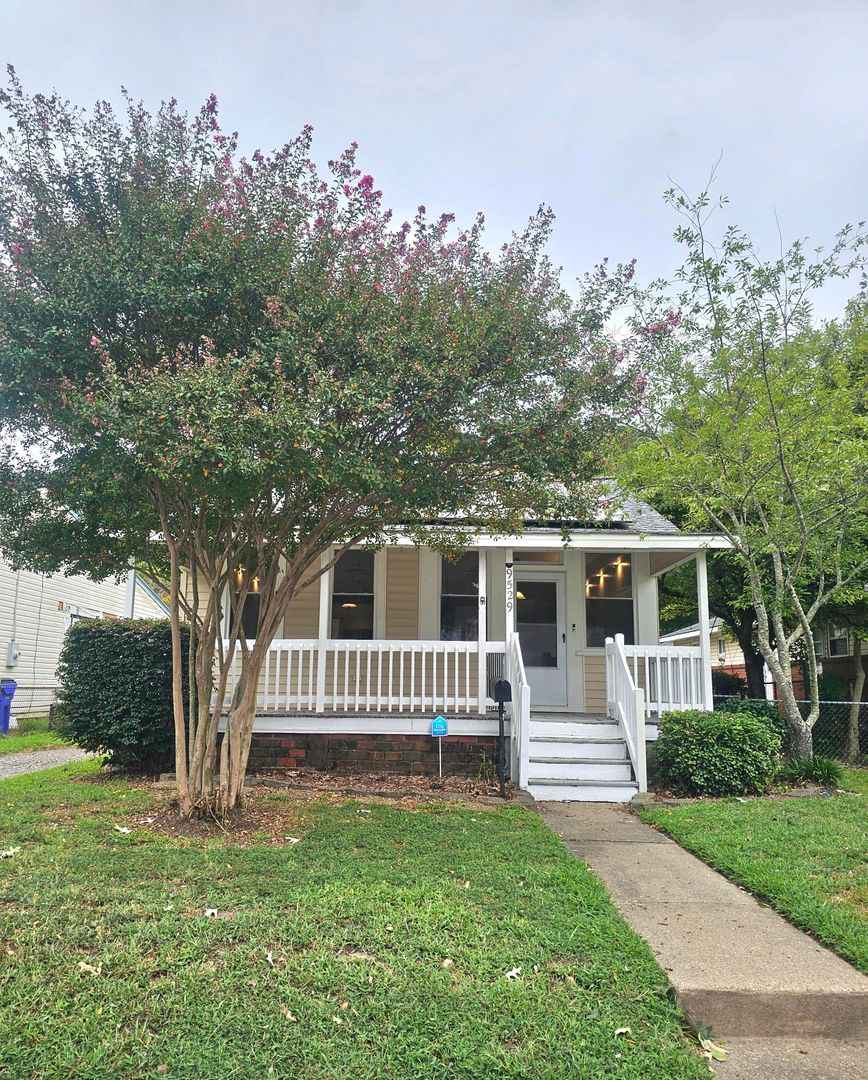 Norfolk House: 9529 Grove Avenue