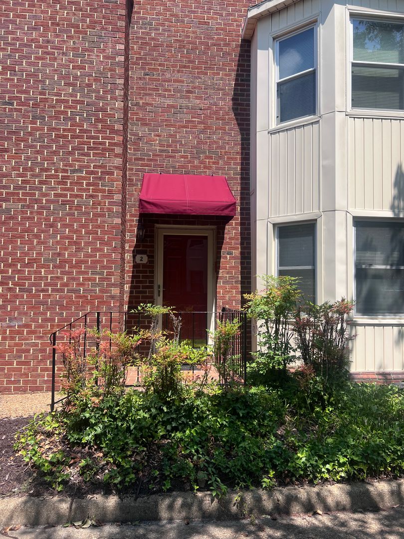 Hampton Condo: 2 Academy Lane