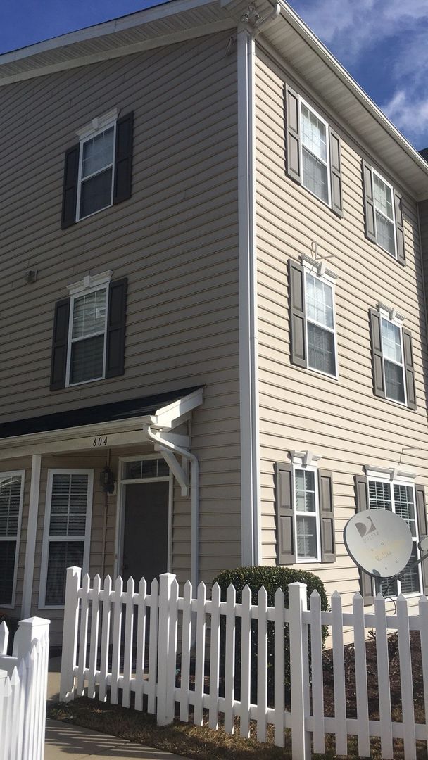 Suffolk House: 604 Teton Circle