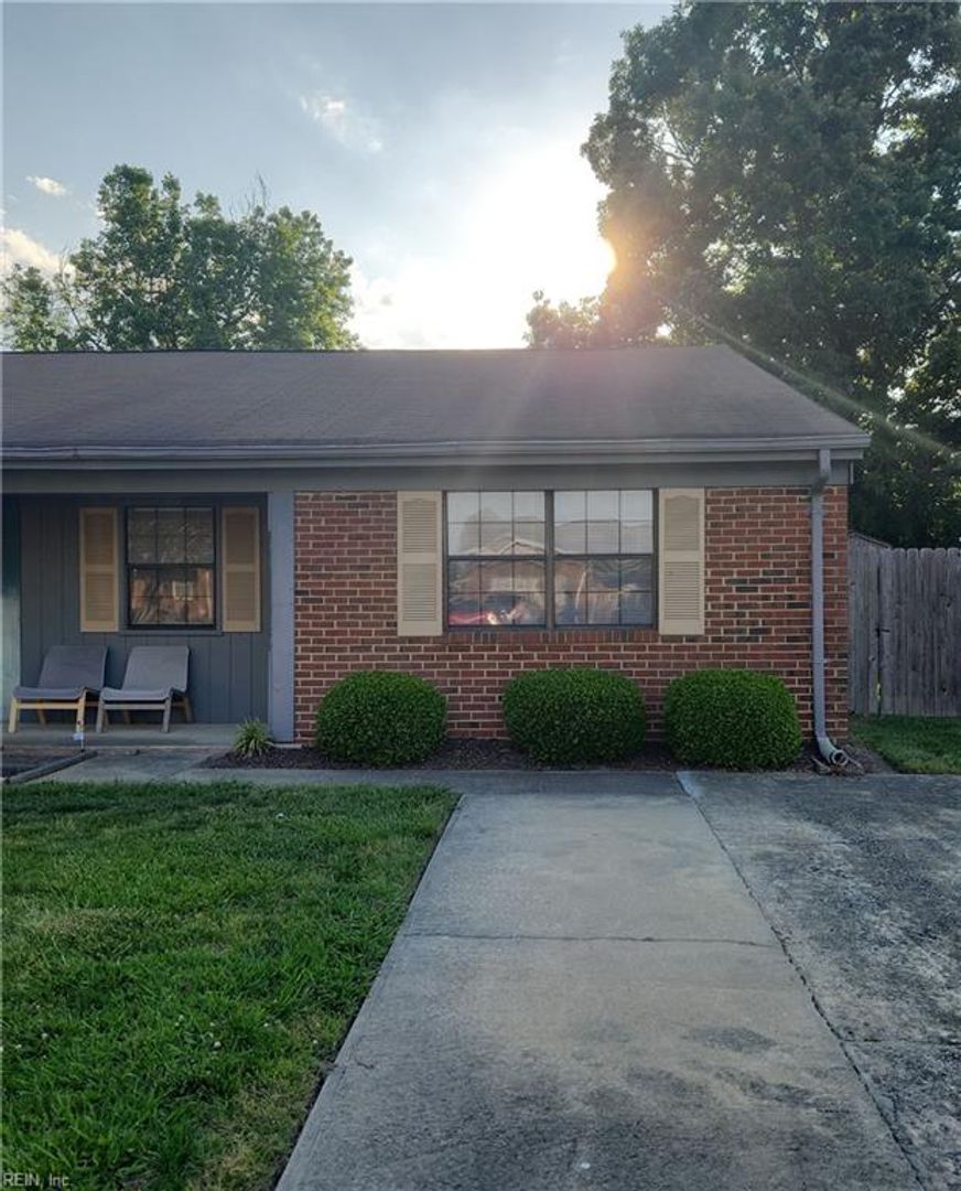Suffolk House: 6045 B Bradford Drive