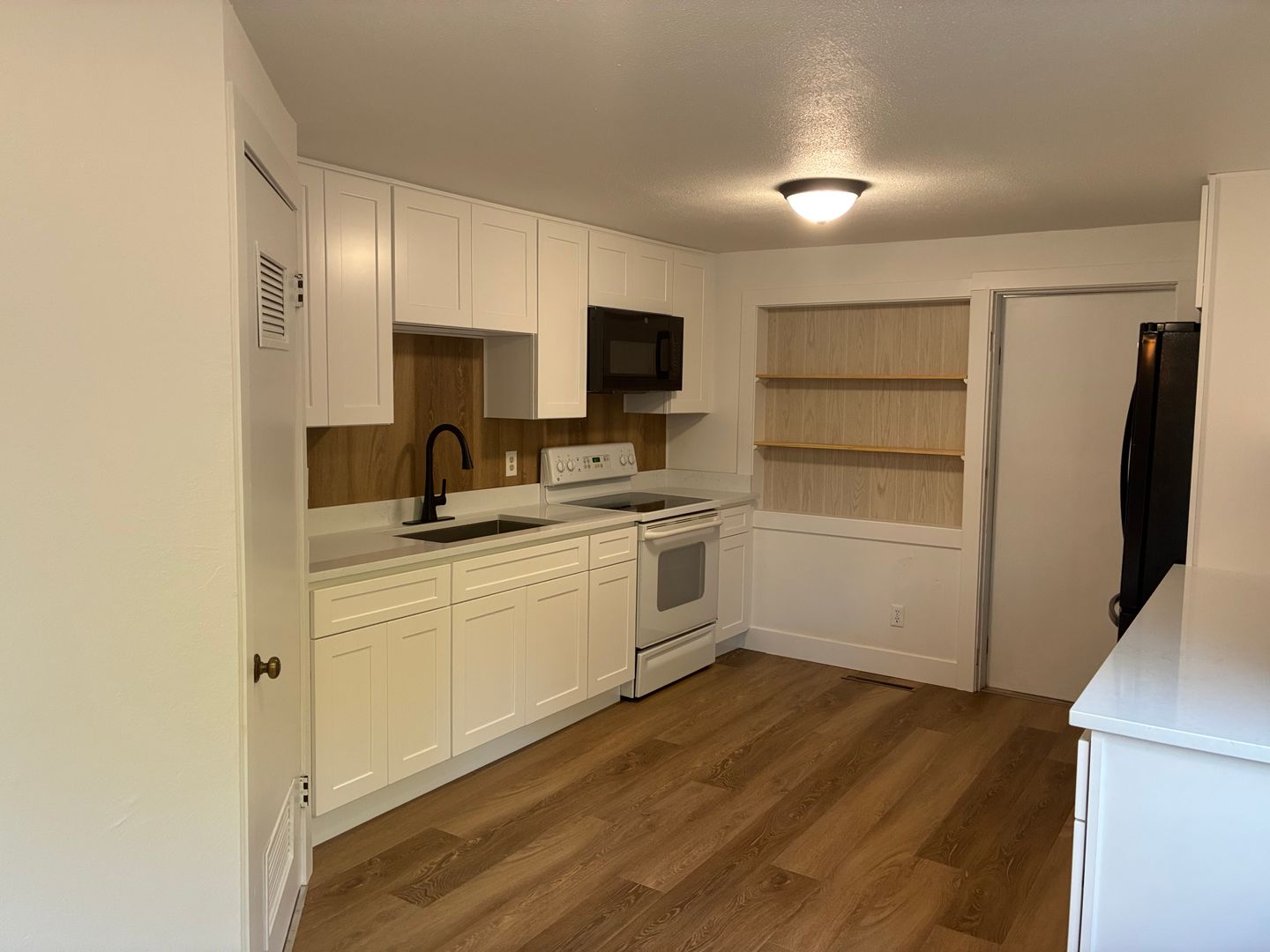 Mount Vernon Apartment: 3316 E College Way