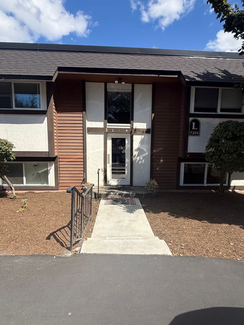 Edmonds House: 7201 224th St SW #L4