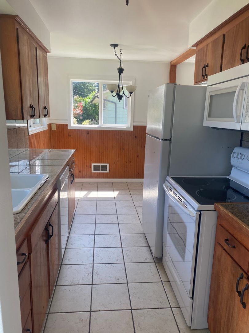 Everett Apartment: 6404 W Beech St